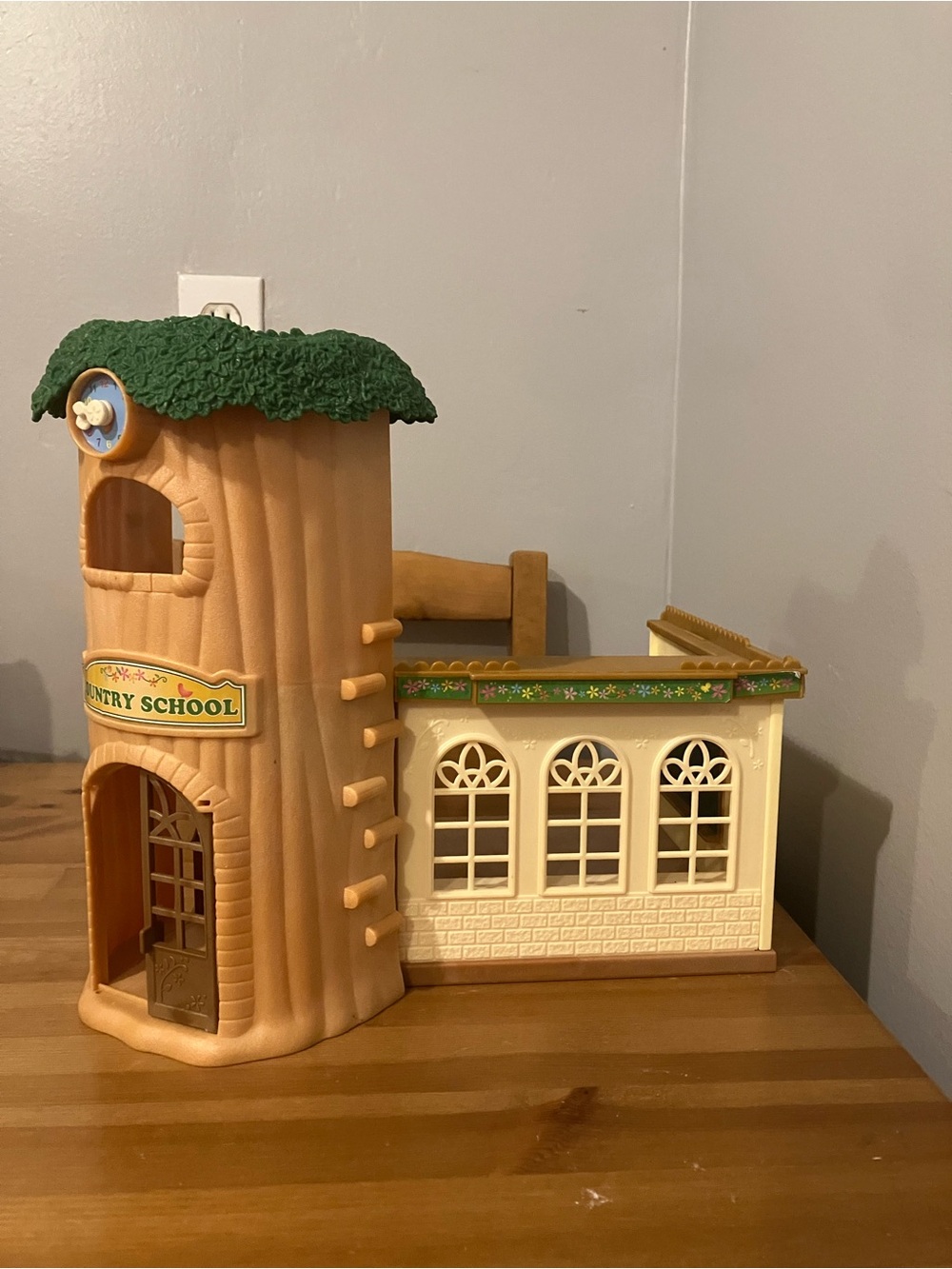 Calico Critters Sylvanian Families Country School Playset and Accessories